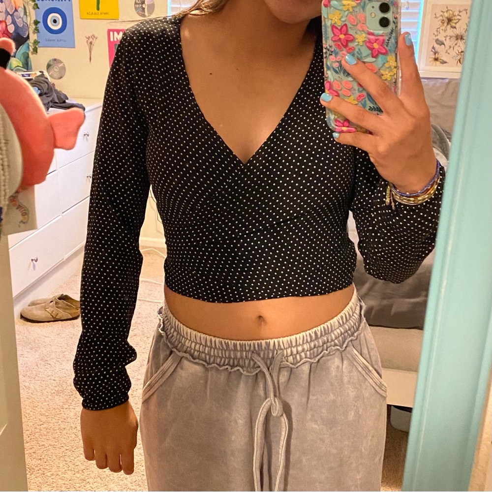 Black and white polka dot long sleeve crop top